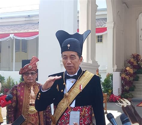 Jokowi Kenakan Ageman Songkok Singkepan Ageng Di Upacara Hut Ke 78 Ri