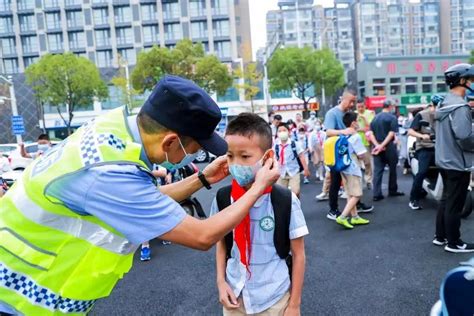 站好“护学岗” 撑起校园“平安伞”图片新闻 南京市公安局