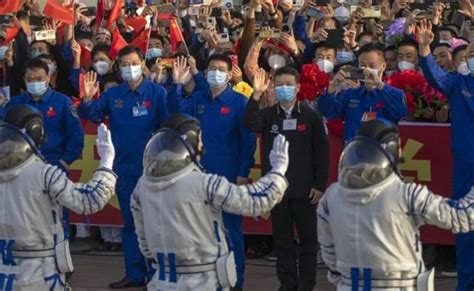 La Chine Envoie Dans Lespace Son Premier Astronaute Civil