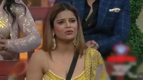 Bigg Boss 16 बिग बॉसच्या घरात डान्स करताना धप्पकन पडले अर्चना अन्