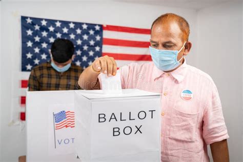 Hombre Con M Scara M Dica Colocando La C Dula De Votaci N Dentro Del