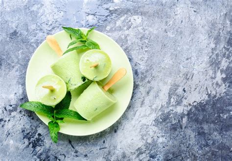 Es Krim Dengan Es Krim Vanilla Mint Buatan Sendiri Dengan Daun Mint