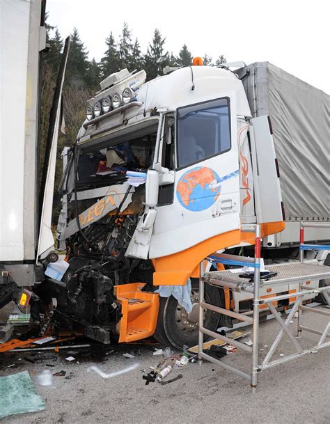 Holzkirchen A Nach Lkw Unfall Gesperrt