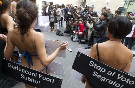 Striptease Davanti Al Senato No Al Voto Segreto Su Berlusconi La