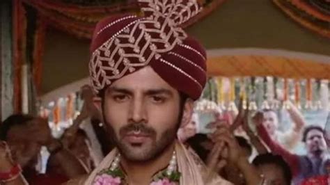 Kartik Aaryan Goes Kab As Fan Proposes Marriage To Him With ₹20 Crore