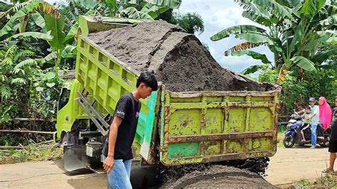 Dump Truk Mobil Pasir Hino Dutro Muatan Full Bak Jomplang Muatan Di