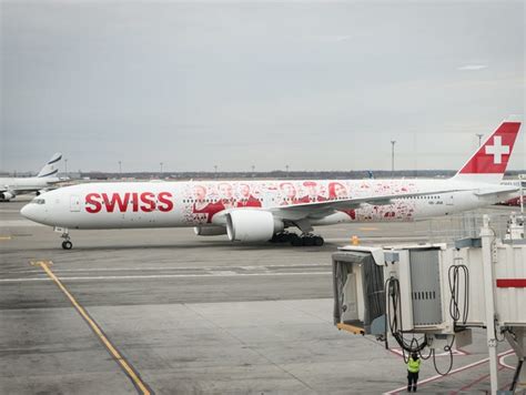 Swiss Airlines Makes St U S Flight With Flagship Boeing Er