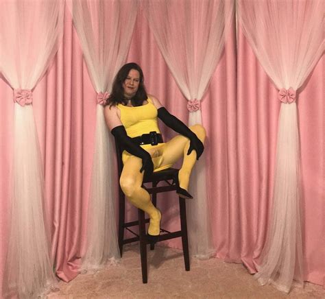 Joanie A Mature Tv Poses In Her Yellow Pencil Dress Photo Ashemaletube