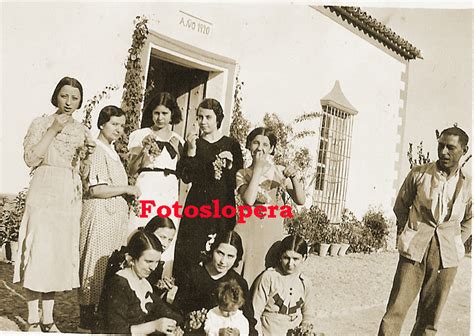 Recuerdo De Un Grupo De Loperanas Degustando Uvas En La Puerta De La