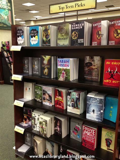 Libraryland: Bookstore Displays