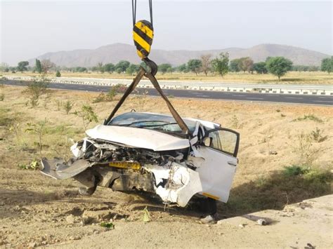 Car Collides With Culvert On Delhi Mumbai Super Expressway तेज रफ्तार इनोवा पुलिया से टकराई 2