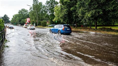 Starkregen sorgt für überflutete Straßen und vollgelaufene Keller SHZ