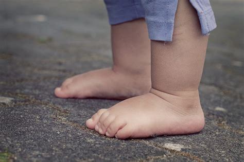 Voici Pourquoi Il Est Important De Laisser Les Enfants Marcher Pieds Nus