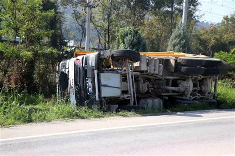 Sakarya Da Kamyon Devrildi Yaral Son Dakika