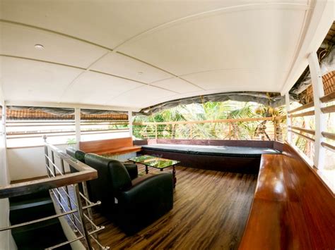 One Bedroom Premium Glass Covered Houseboat With Upper Deck