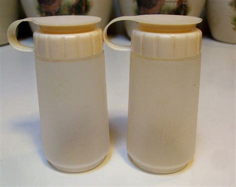 Vintage Rubbermaid Model 0479 Four 4 Once Salt And Pepper Shakers Super