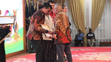 Pangdam I Bukit Barisan Terima Penghargaan Tokoh Peduli PWI