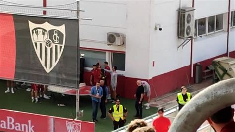 El Caliente Cruce Del Huevo Acuña Con Un Hincha Del Sevilla