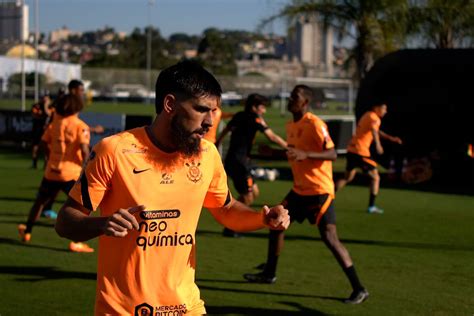 Ex Corinthians Bruno M Ndez Anunciado Pelo Granada Esp