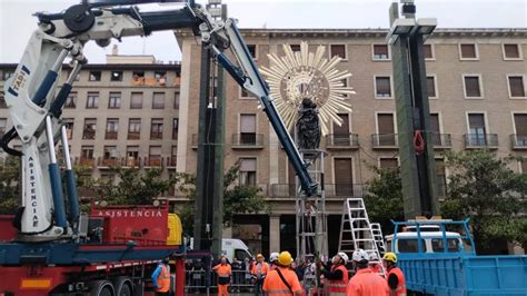 Fotos Del Montaje De La Imagen De La Virgen Del Pilar En La Estructura