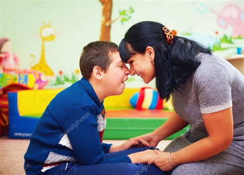 Momento Conmovedor Retrato De La Madre Y Su Amado Hijo Con