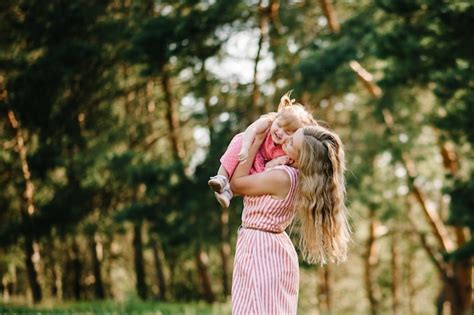 Retrato De Una Hija Abrazando A La Madre En La Naturaleza En Las