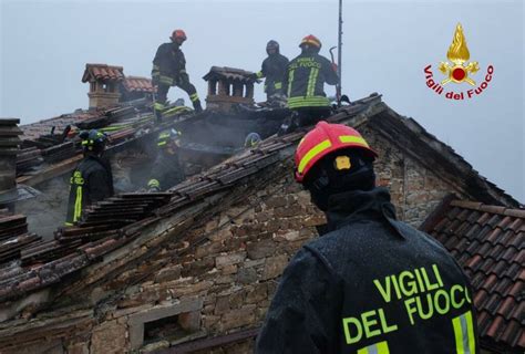 Villa Minozzo A Fuoco Il Tetto Di Una Casa Reggiosera