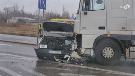 Trzy Auta Zderzy Y Si Na Obwodnicy Ko Skich Poszkodowana Kobieta