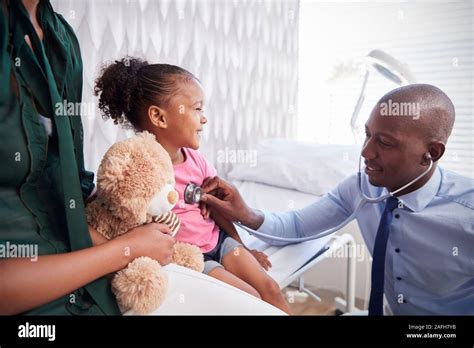 Examen Médical Enfant Banque De Photographies Et Dimages à Haute