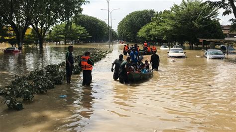 Malaysia warns of more floods as PM acknowledges lapses in rescue efforts