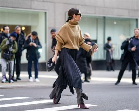 Как носить брюки с юбкой