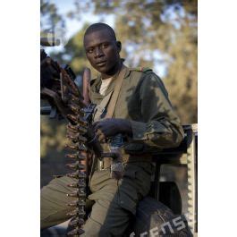 ImagesDéfense Un tireur malien sert une mitrailleuse Norinco type 77