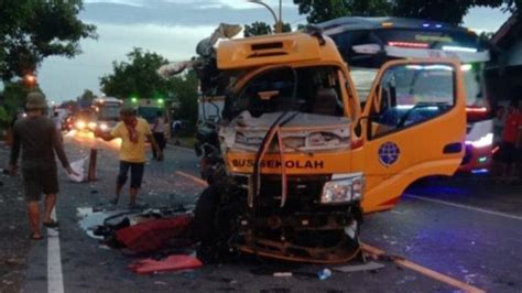 Kecelakaan Maut Tadi Pukul 04 20 Wib 4 Orang Tewas Mobil Pondok