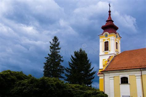 Torre De Uma Igreja Cat Lica Em Rimavska Sobota Foto De Stock Imagem