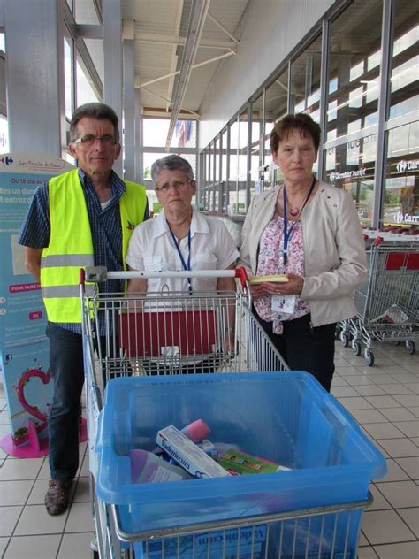 Sarthe Le Secours Populaire Collecte Des Produits Alimentaires Et D