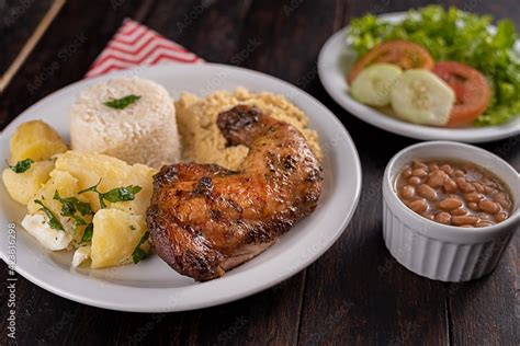 Refeição Prato Feito Sobrecoxa de frango assada batata soutê