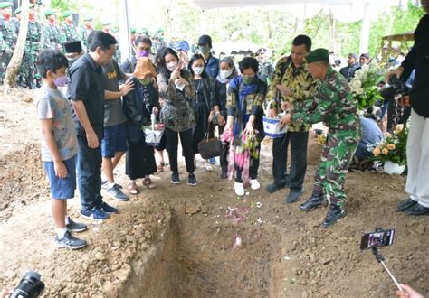 Danrem Pamungkas Pimpin Upacara Pemakaman Almarhum Brigjen Purn