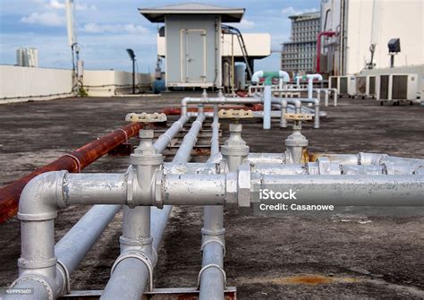 Industrial Pipes At Installation Auf Dem Gebäude Stockfoto Und Mehr