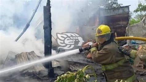 Familia pierde su vivienda por incendio en Minatitlán