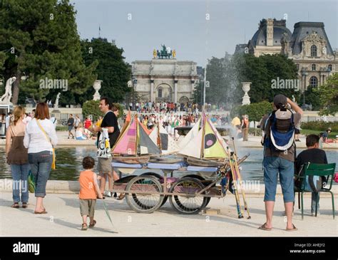 fountain in jardin des tuileries with yachts Stock Photo - Alamy