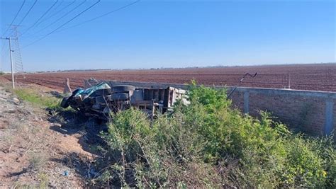 Vuelca Torton Cargado Con Toneladas De Fertilizante En La Carretera