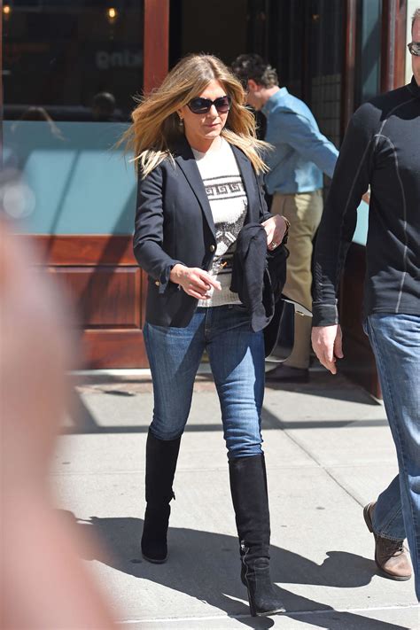 Jennifer Aniston In Tight Jeans 09 Gotceleb