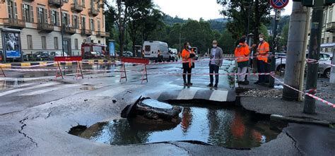 Esplode Una Conduttura Dellacqua Allagamenti E Traffico In Tilt A