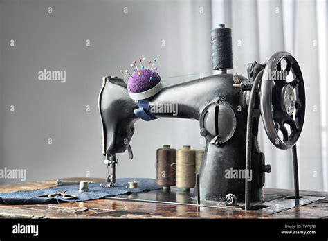 Vintage Sewing Machine With Fabric And Threads Indoors Stock Photo Alamy