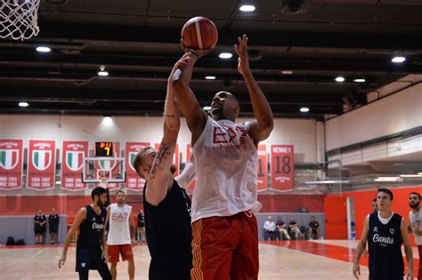 L Olimpia Milano vince il primo scrimmage con Cantù E subito Brandon