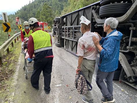 影下坡失速！遊覽車翻覆釀1死38傷 乘客憶驚魂瞬間不到「2分鐘」就翻了