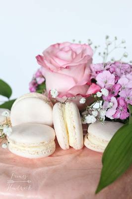 Feines Handwerk Baby Shower Semi Naked Cake Mit Macarons Und Blumen