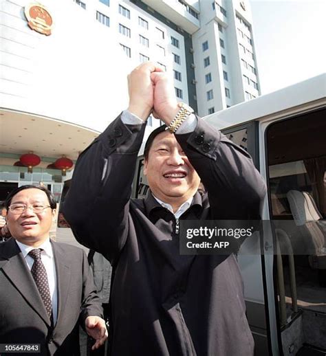 Wife Of Chinese President Xi Jinping Photos and Premium High Res ...