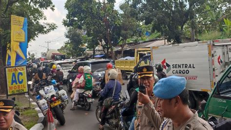 Loyalis Anas Urbaningrum Padati Lapas Sukamiskin Bandung Lalu Lintas Macet