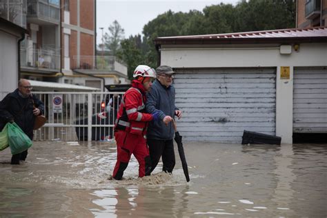 Berschwemmungen In Teilen Italiens Zwei Tote Hunderte Evakuiert